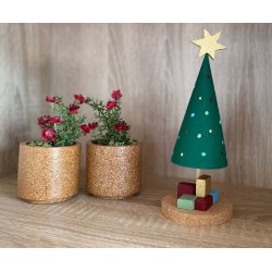 Juletr med pakker i kork