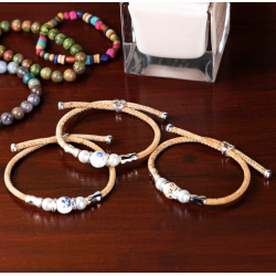 Armbnd i kork med bl og grn blomsterperle i keramik