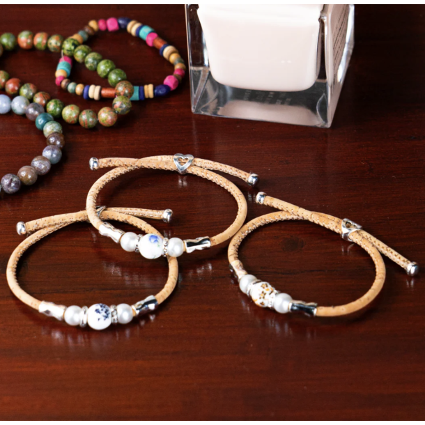 Armbnd i kork med bl og grn blomsterperle i keramik