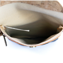 Mobiltaske i kork, natur/grn med guldmnster