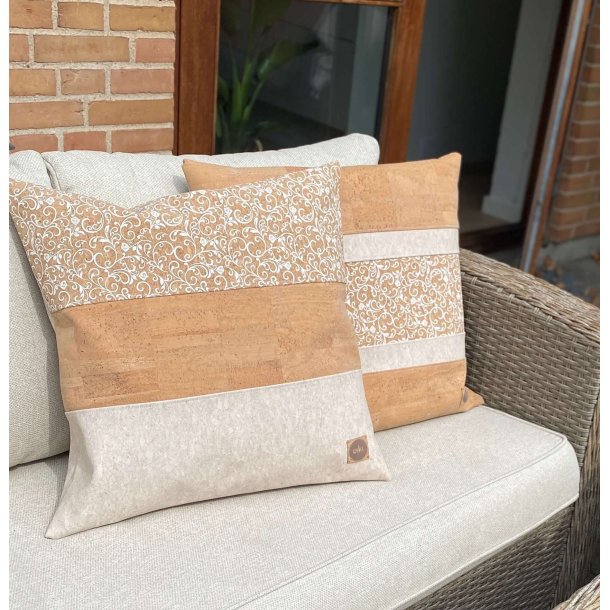 Eiki pude i kork, natur og hvide nuancer med 3 striber