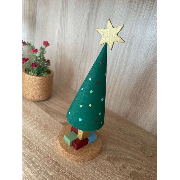 Juletr med pakker i kork