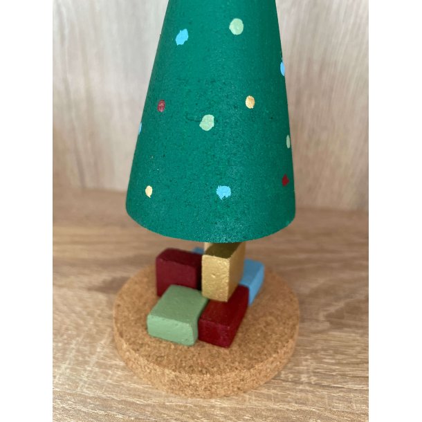 Juletr med pakker i kork