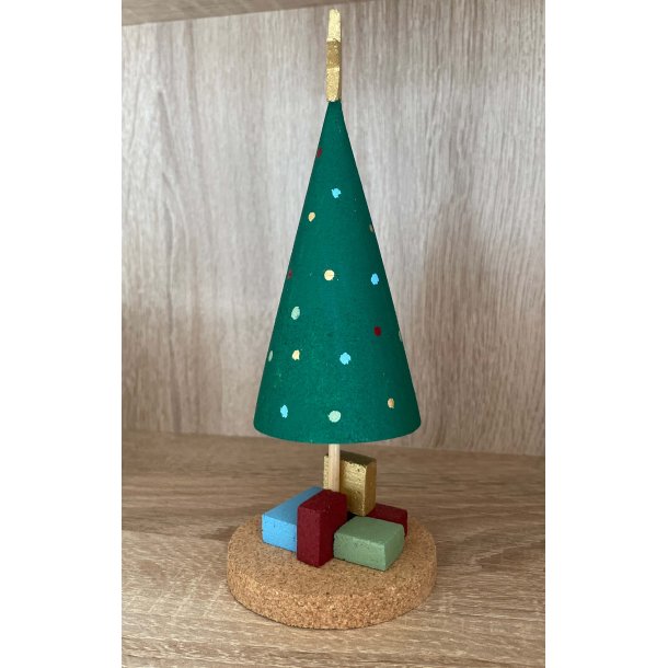 Juletr med pakker i kork