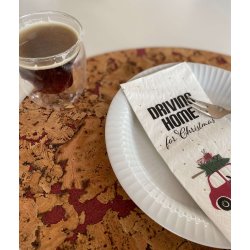 Dkkeserviet i naturfarve med rdt mnster, oval