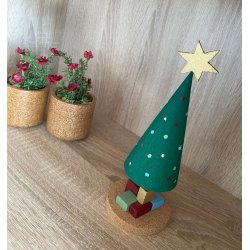 Juletr med pakker i kork