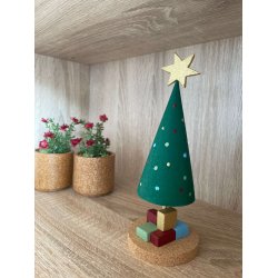 Juletr med pakker i kork