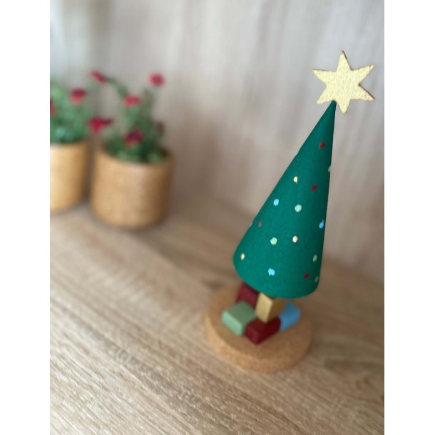 Juletr med pakker i kork